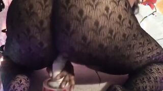 Bouncing big chocolate ass on white dildo